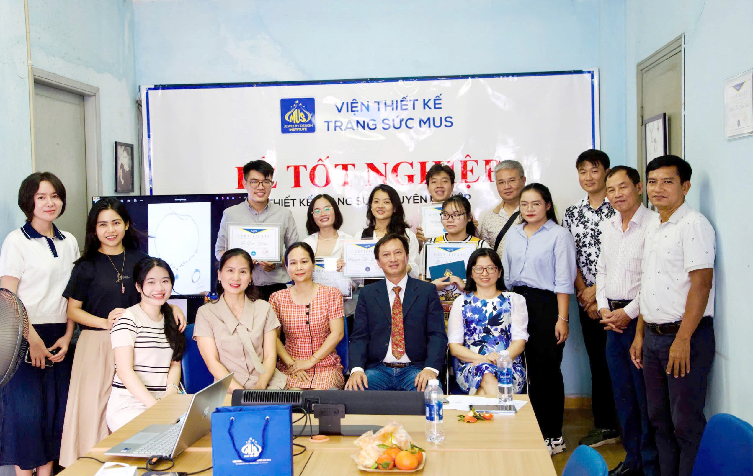 MUS trao  bằng  tốt  nghiệp  cho  học  viên