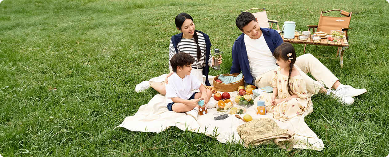 Gia đình picnic ngoài trời