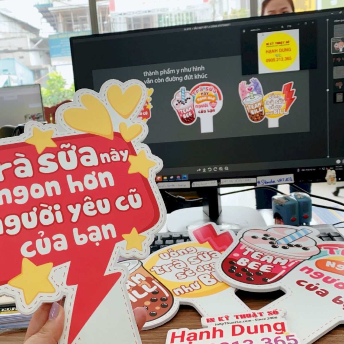 THIẾT KẾ STICKER & BẢNG HASHTAG CẦM TAY